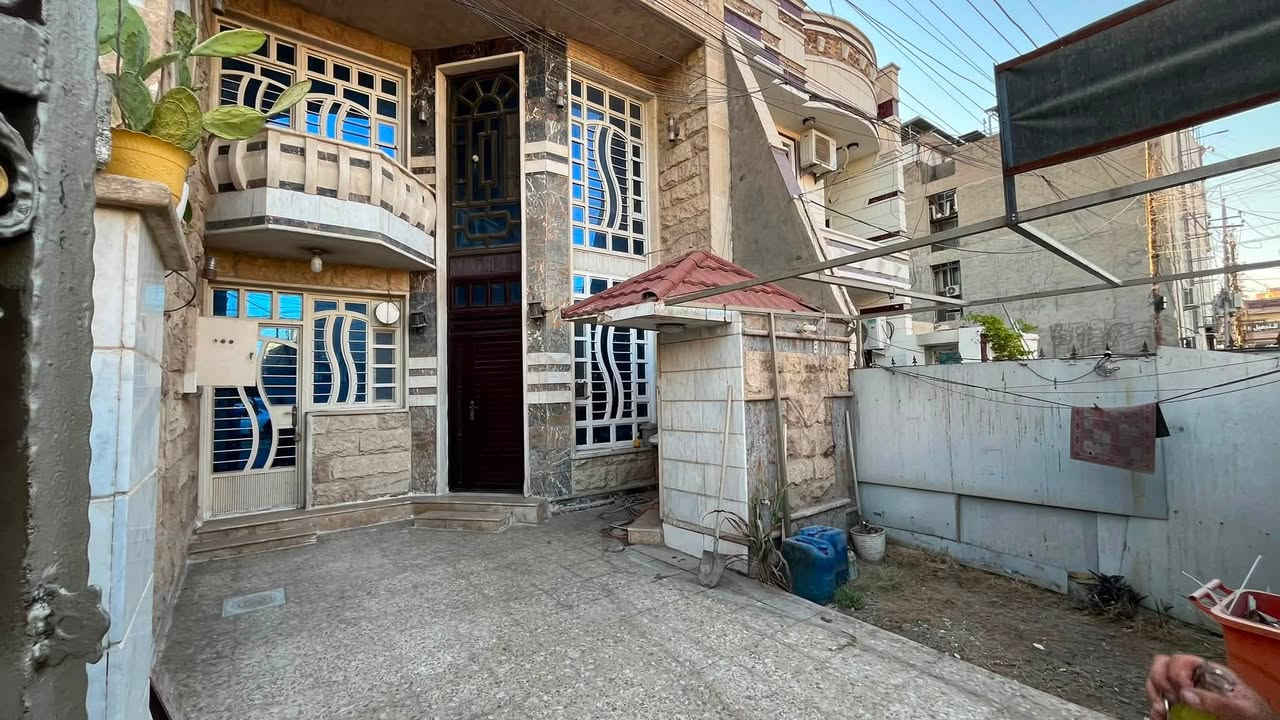 دار للبيع في منطقة الزعفرانية الاربع شوارع الشارع المقابل مطعم طاووق البنوك
المساحه ١٢٥ متر واجه٦.٢٥ نزال ٢٠ مسلح طابقين
يحتوي الطابق الارضي على مطبخ واستقبال وهول حولي وغرفة نوم وصحيات
يحتوي الطابق الاول على ثلاث غرف نوم وصحيات
يحتوي على كراج سياره وحديقه صغيره وصحيات خارجيه
الدار نظيف وفارغ وصالح للسكن
التواصل عبر الهاتف او الواتساب فقط
للاستفسار التواصل على الارقام التاليه
***********
٠٧٧٠٥٣٠٣١٩
