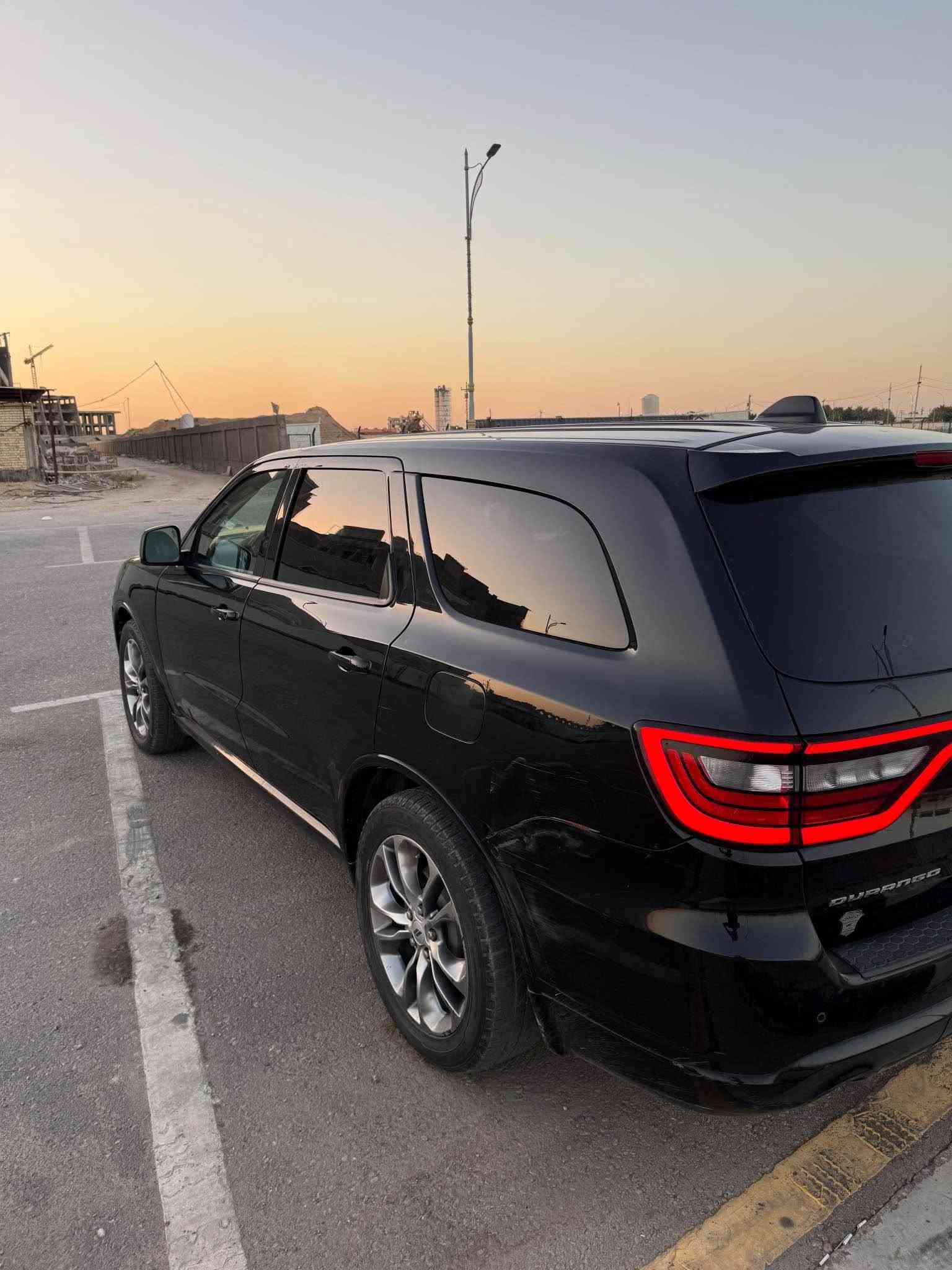‏Dodge Durango 2020
• اللون: أسود 🖤
• الموديل: 2020
• المحرك: V6 سعة 3.6 لتر
• القوة: 295 حصان تقريباً
• ناقل حركة: أوتوماتيك 8 سرعات
• دفع: حسب الفئة (دفع خلفي / رباعي)
• 3 صفوف من المقاعد
• سعة 7 ركاب
• شاشة وسطية ونظام ترفيه
• كاميرا خلفية
• تحكم بالمقود
• مثبت سرعة
• تشغيل بصمة/زر
• تكييف أمامي وخلفي
• جنوط ألمنيوم
• مساحة داخلية واسعة ومريح
تبريد السيارة ثلج 
السيارة مرقم بغداد 
السيارة امريكي بيه حادث خارج العراق وبيه داخل العراق شخوط وبعض الامور 
اي تفاصيل تخص السيارة وصور حادث راسلني وتدلل
السعر راسلني خاص وتدلل. 
***********
*********** كربلاء, العراق
