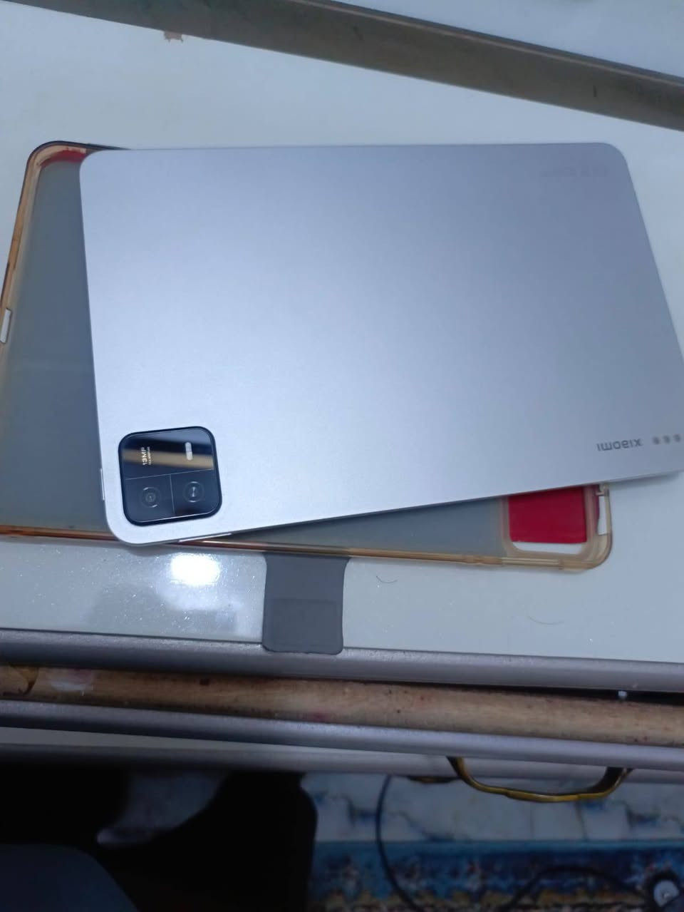Xiaomi Pad 6 (تابلت شاومي). هذه أبرز مواصفاته الكاملة 👇
📱 الشاشة
11 إنش LCD
دقة 2880×1800 (2.8K)
معدل تحديث 144Hz
دعم HDR10 وDolby Vision
⚙️ المعالج والأداء
معالج Qualcomm Snapdragon 870
أداء قوي للألعاب والتصفح والدراسة
نظام Android مع واجهة MIUI Pad
💾 الذاكرة والتخزين
6GB أو 8GB رام
128GB أو 256GB تخزين (بدون كرت ذاكرة خارجي)
📷 الكاميرات
خلفية: 13 ميجابكسل (مثل الظاهر بالصورة)
أمامية: 8 ميجابكسل لمكالمات الفيديو
🔋 البطارية
8840mAh
شحن سريع 33 واط
استخدام طويل للدراسة والفيديو
🔊 الصوت
4 سماعات ستيريو
دعم Dolby Atmos
📡 الاتصال
Wi-Fi 6
Bluetooth 5.2
USB-C
⚖️ التصميم
وزن تقريبًا 490 غرام
هيكل معدني نحيف وأنيق ✨
👍 مناسب لـ:
الدراسة 📚
مشاهدة الأفلام 🎬
الألعاب المتوسطة والقوية 🎮

السعر  285
مكان الشطره ***********
