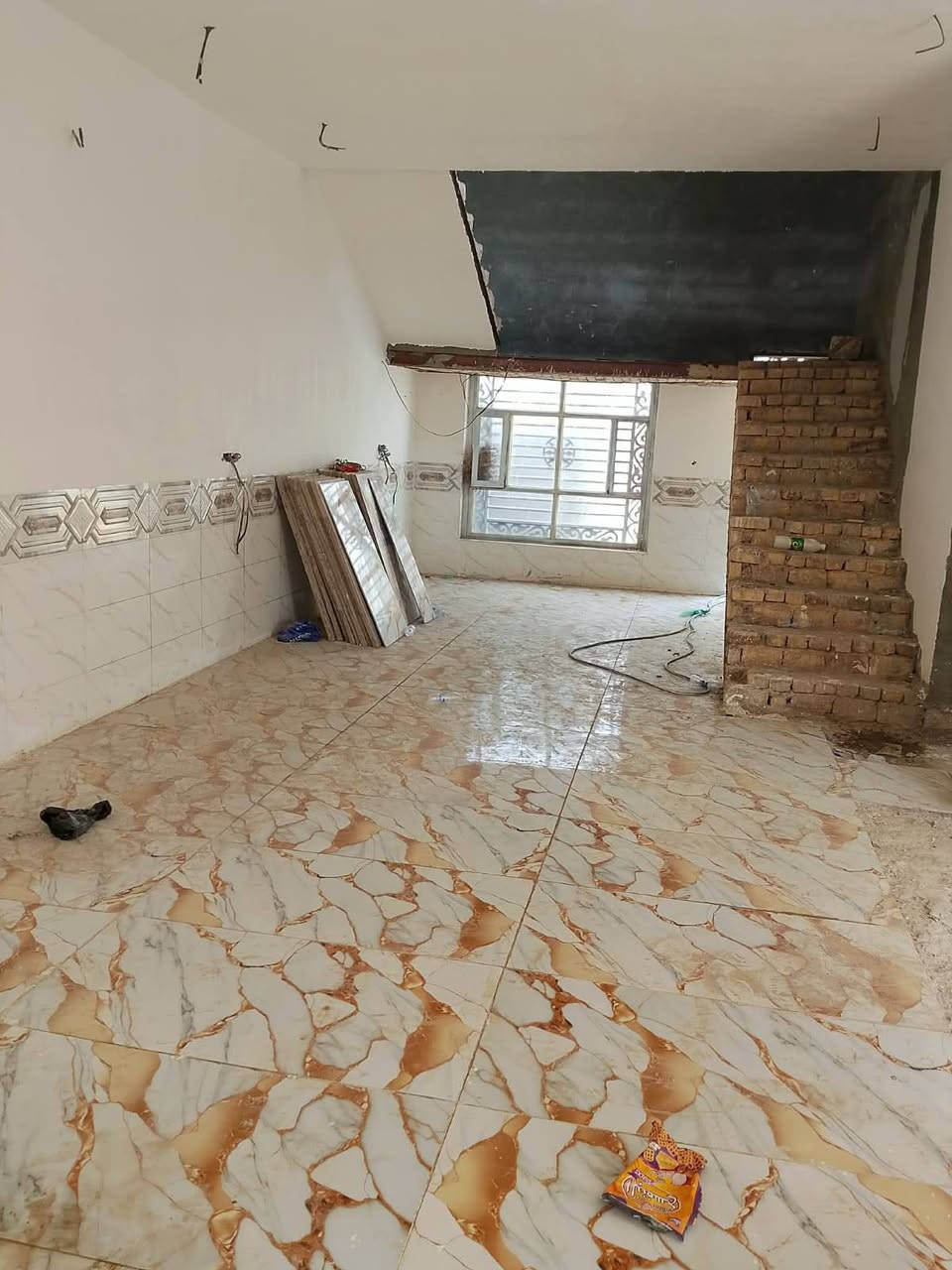 #بيت للببع مساحة ٣٠٠ متر جديد زيرو موقع البيت ام طباشي موقع قريب للشارع خدمات كاملة
محتويات البيت
استقبال كبيرة
مطبخ 
صالة 
غرفة عدد ١
صحيات 
نقوصات بسيطة للتشطيب 
البيت زيرو مامسكون 
للاستفسار الاتصال 
***********
***********
أو زيارة مكتب احمد الخفاجي لبيع وشراء العقارات 
طريق السنية العام مقابل عمود 650
كما نستقبل كل العروض بيوت قطع أراضي أهلا وسهلا بالجميع
