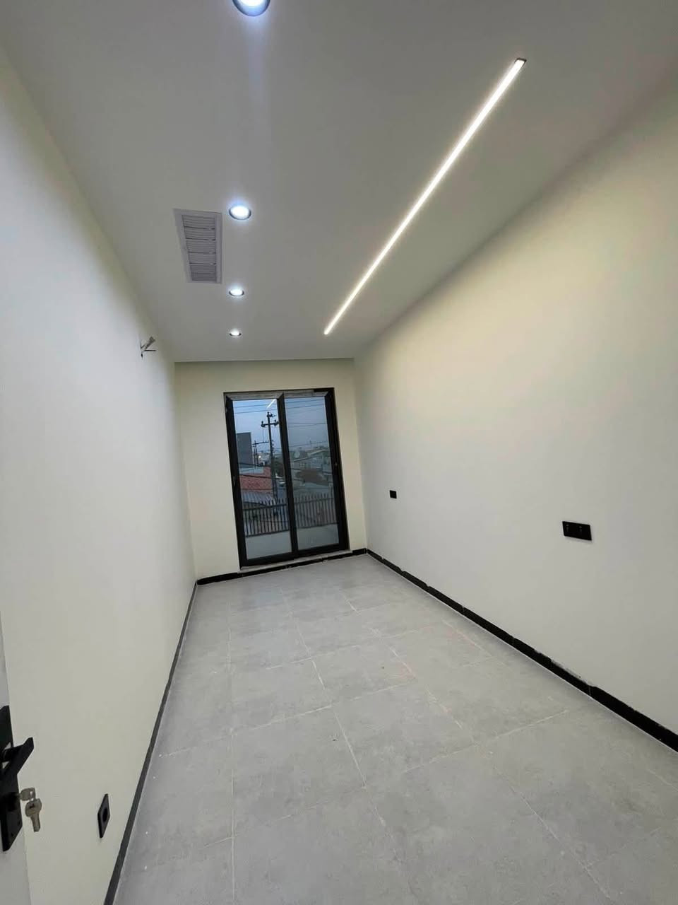 🏠دار صفر بناء حديث
   موقع مميز للبيع
~~~~~~~~~~~
البيت فول فول✔️
نظام دكت سقف مغربي✔️
دبل جام المنيوم✔️
~~~~~~~~~~~
طابو ملك صرف✏️📋
~~~~~~~~~~~
📐المساحه:120
📐الواجهة:6
شارع   عريض 15 متر 
~~~~~~~~~~~
📍الموقع : حي المعلمين مقابل جامع الفتح 

~~~~~~~~~~~
💸السعر :علق تم يوصل السعر
~~~~~~~~~~~
يحتوي الطابق الاول على:-
 +مطبخ+استقبال
غرفة +صحيات 
~~~~~~~~~~~
يحتوي الطابق الثاني على:-
هول +صحيات + 
غرفتين نوم
~~~~~~~~~~~
~~~~~~~~~~~
للاستفسار اكثر الاتصال على
***********📱
~~~~~~~~~~~
نستقبل جميع العروض 
🏠السكنيه  🏛️التجاريه
مكتب عدن بدايه سايدين عدن مقابل مجمع جوهره
