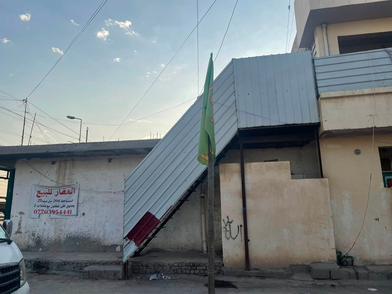 السلام عليكم ورحمة الله 
عقار للبيع طابو زراعي سند 25 
مساحة الكلية 200
محل مؤجر بالكامل مساحته تقريباً 90 متر
والبيت 110 متر 
المنزل يحتوي على شقتين مؤجرة ، منفصلات بدرج خارجي ، ومتصلات بدراج داخلي معزول مؤقتا لغرض 
الايجار (يمكن ازالة الدرج الخارجي ويصبح بيت واحد)
الموقع بغداد الشعلة شارع العام قرب محطة بيت الدهش (العقار على شارع العام مباشرةً)
للاستفسار اكثر يرجى التواصل على الرقم ادناه 
***********

