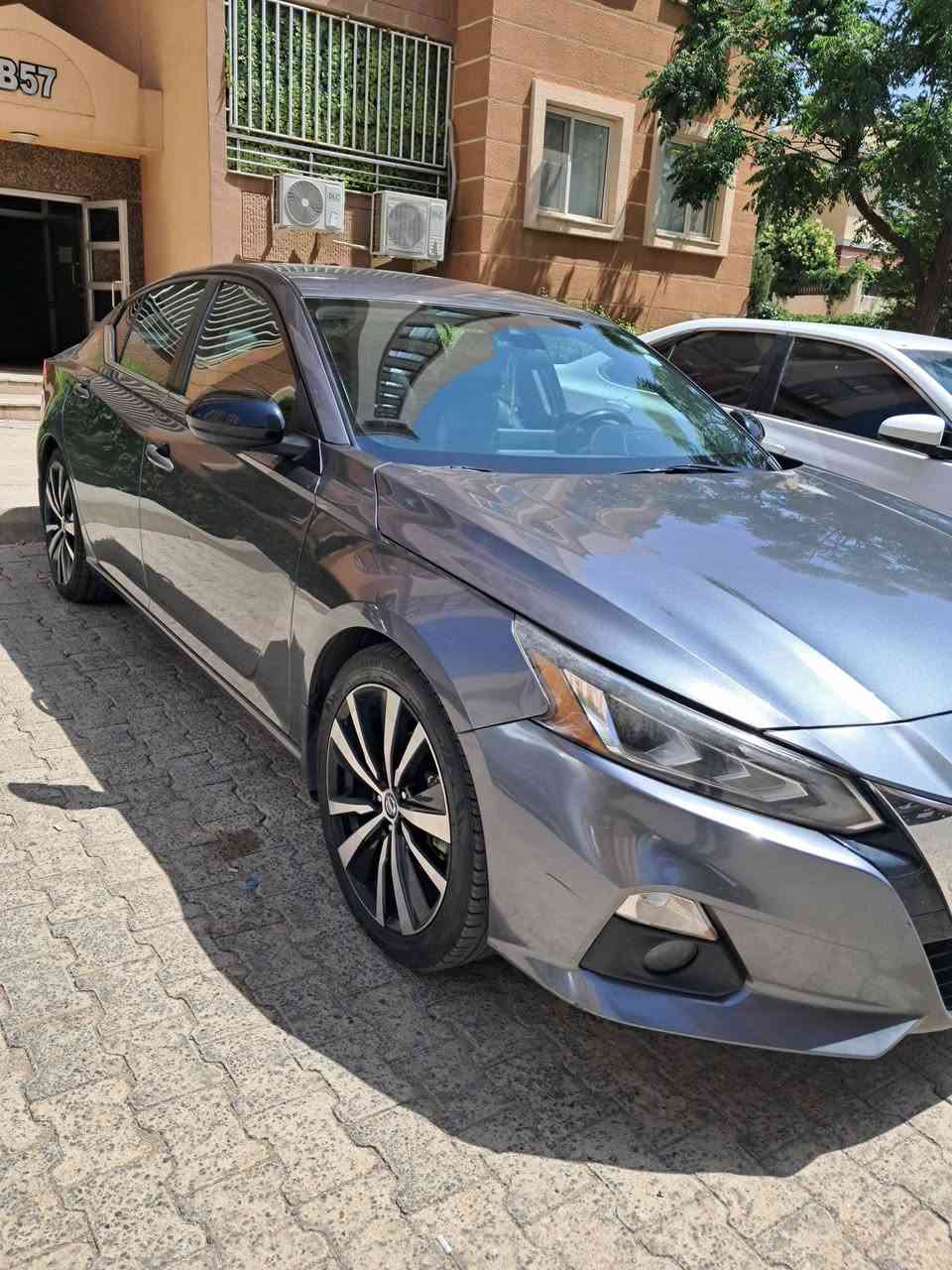 التيما 2022 SR ضررها بسيط بدون دواخل بدون ايرباك
ماشية 72 الف 
تخم تاير جديد 
سنوية 2028
تحويل بشرط
مكان السيارة دهوك
ضرر موضح بالصور الجاملغ مبدل وبيها باب الخلفي جهة النفر كلير
سيارة حلوة ونظيفة محافظ عليها ملتزم بالصيانة وتبديل دهن الكير كل 50 الف
للتواصل
 ***********
