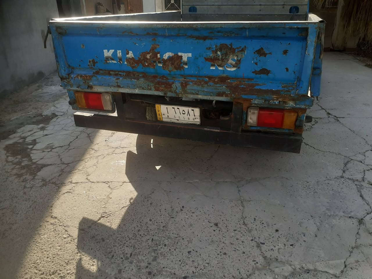 كيا للبيع ٩٦ السعر ٤٩ رقم التلفون ***********
