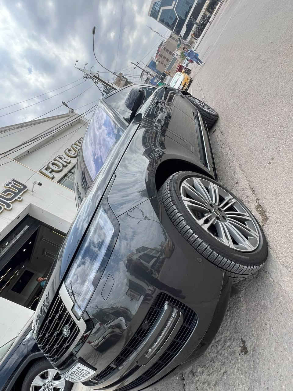 السلام عليكم الوحش البريطاني رانج روفر ٢٠٢٣ طلب خاص محرك ٨سلندر سوبر جارج P530اوتو باي كراف فول مواصفات اعله فئه لون جدا مميز ماشيه٥٥الف كيلو متر مكفوله من الضربه والصبغ عدى بادر جظا بسيط مواصفاتها ٤بيبان بصمه صندوك كهرباء قطعتين ٣شاشات حساسات دعاميه عدد١٢ كاميرات عدد٦ ويل كب حجم ٢٣ اكزوز رياضي بلادي كشنات كلها تدفئه تبريد كشنات خزن كشنات مساج سقف جلد وشامو  داتا شو جحم جبير دوسات كهرباء بانوراما رادار امامي رادار جوانب سياقه اليه تحديد مسار مانع تصادم هندبريك بصمة ستيرن كهرباء ثلاجه شاحن واير ليس داخل ماروني حصان خلفي كهرباء بردات خلفيه كهرباء شاشه ديجيتال شباك كروم لايت سمارت لايت زنون اناره داخليه محيطه متغيره الالوان اوتو بارك اوتو هولد وبعد بيها هوايه مواصفات السعر ٩دفاتر و٢٠ورقه وبي مجال لاتصال*********** مكان السياره بغداد الغزاليه
