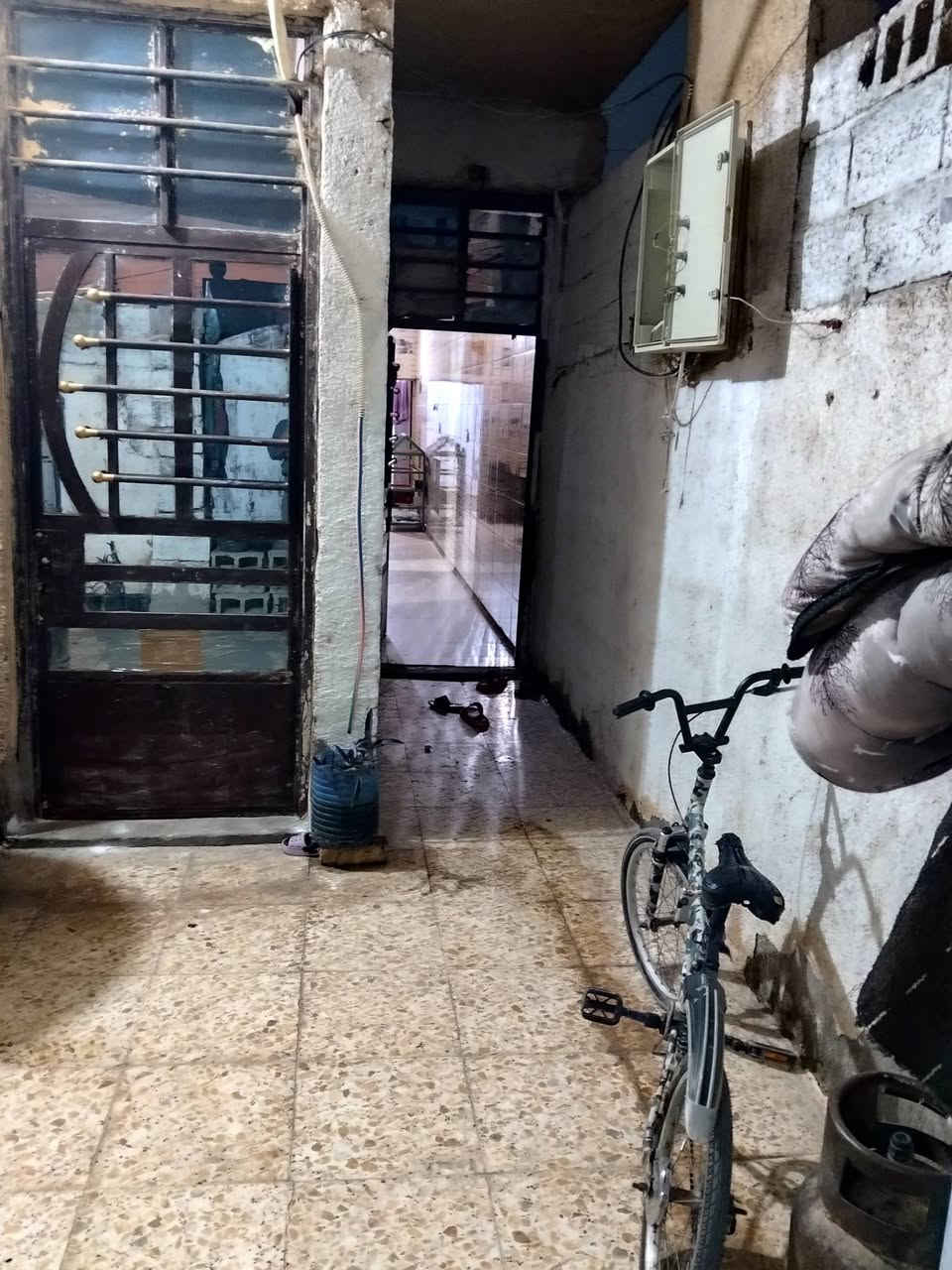 بسلام عليكم الدار للبيع مساحته 100مترالعنوان خدمات مسقط قرب حسينية الزهراء وقطعه أرض للبيع 100مترنفس مكان البيت(ريهم مراوس)الستفسارعلى هذا الرقم***********
