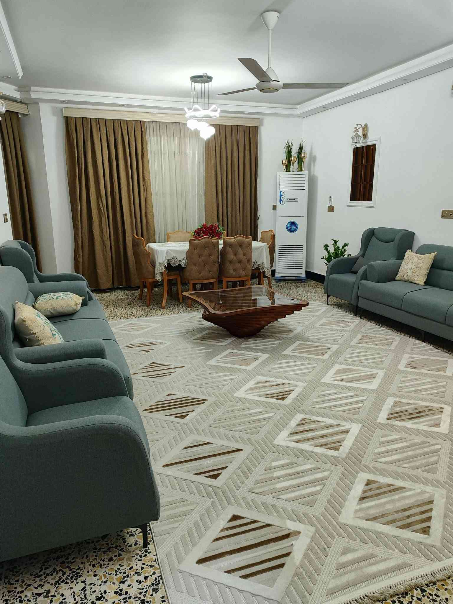 سلام عليكم بيت مساحة ٢٨٧ واقع حال طابقين 
زائد مشتمل معزول عن البيت غرفتين وصاله ومطبخ واستقبال وحمام عدد٤ ومناور عدد ٢ والطابق الثاني غرفتين وصاله زائد المشتمل يحتوي على غرفة وصاله ومطبخ بارد وحمام وبلكونة بناء درجة اولى الاتصال على صاحب الدار *********** / منطقة اللمحانية خلف مسبح الرافدين زراعي سند ٢٥
وخط آسيا *********** الارقام تحتوي على وأت ساب...  
ملاحظة... مع الاثاث كامل كاونتر مطبخ ايطالي درجة اولى سبالت عدد ٥ بلازما عدد ٣ ميز طعام 
تخم قنفات مع المفروشات باترينا عدد ١  ثلاجة هيتاشي جديدة غرفة ثلاجة نوم غرفة اطفال كاملة.. السعر على الخاص
