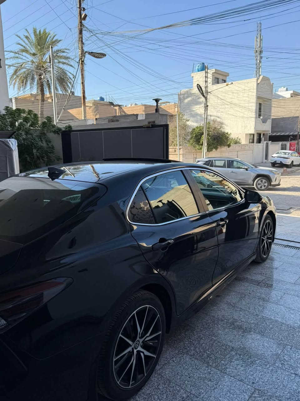 كامري SE Plus 2023 (بيع او مراوس راف فور)
رقم بغداد بأسمي تحويل ثاني يوم
السيارة جديدة ماشية 55 الف 
بصمة ، فتحة ، شاشة كبيرة ، كشنات تدفئة ، قطعتين تبريد ، تشغيل عن بعد ، شحن لاسلكي وبعد هواي مواصفات السيارة مسويلها ادامة كاملة تخم تاير باتري حدادية دسكات مكملها من كلشي مابيها اي نقص حادثها جداً بسيط جاملغ وربع البنيد بدون ايرباك.
مكاني بغداد /الغزالية
***********
