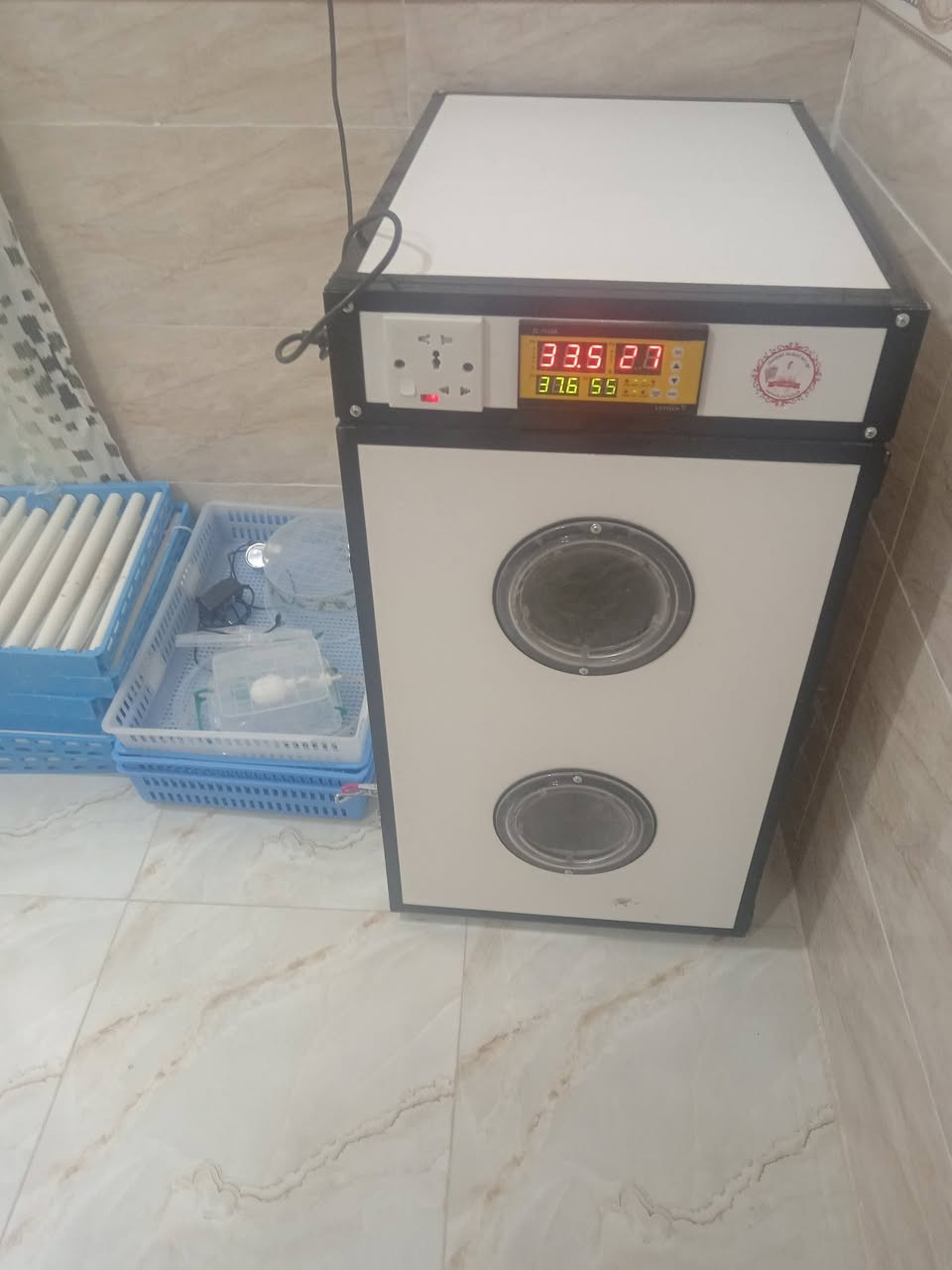 مفقس للبيع فول اتو ماتيك وباتري وعاكسه ياخذ ٤٢٠ بيضه سعره ٧٠٠ وبيه مجال ***********
