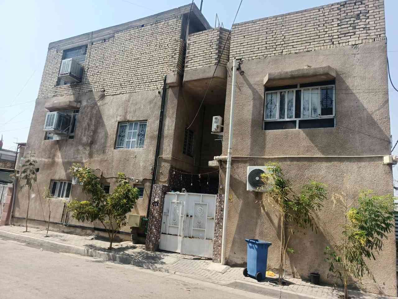 السلام عليكم بيت لبيع 
الواجه 5 
والنزال 15 
يحتوي على 3 غرف نوم 
واستقبال وهول ومطبخ حار مطبخ عادي 
3 حمامات
عنوان الشعب شارع لاسواق المركزية 
منطقة حي الباقر 

السعر 145 مليون 
الاتصال ***********
