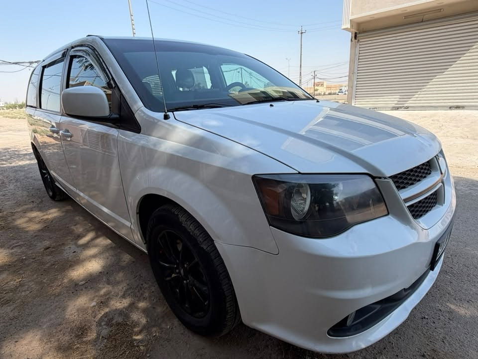 السلام عليكم للبيع دوج كرفان 
موديل 2020  GT
فول مواصفات 
كراسي جلد + تدفئة 
ستيرن تدفئة
كراسي بلع 
ارضيات روزلاين 
بيبان كهرباء 
جمام كهرباء حته المقعد ال3 كهرباء 
جنطه كهرباء
فرس وسطي 
ثلاث شاشات سقف السياره وضع شركة اي نقص مابيها 
دبل هورن 
دبل مروحة
هوك خلفيه + دوسة نيكل اصلي 
السياره ماشيه 125 الف Km
حادث السياره تقرير مقدمة السياره فقط جهة الجاملغ السايق 
موقع السياره بغداد 
السعر 18500$ 
مجال كلش بسيط
☎️***********
   ***********
