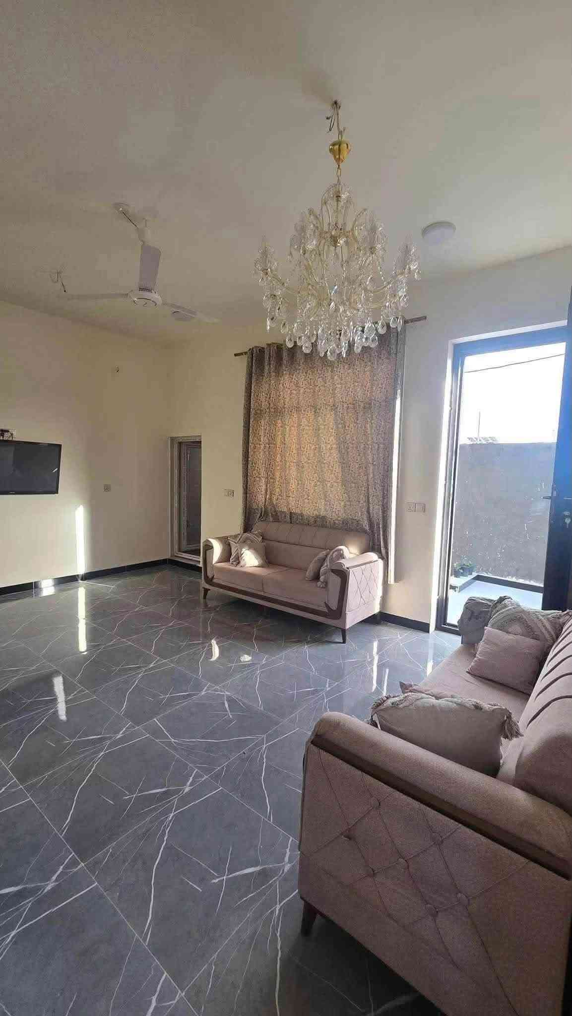 بيت للبيع 
المساحه : 200 م زراعي كونكريت مساح 
الموقع: حي الجامعة مجاور حيدر ابن حجي هندي 
بناء جديد + جاري العمل بالواجهه
محتويات البناء ( غرف نوم 2 + مطبخ حار وبارد + استقبال + صاله + صحيات داخليه وخارجيه + مخزن مع البيتونه 
خدمات كامله رقم ابو البيت***********
