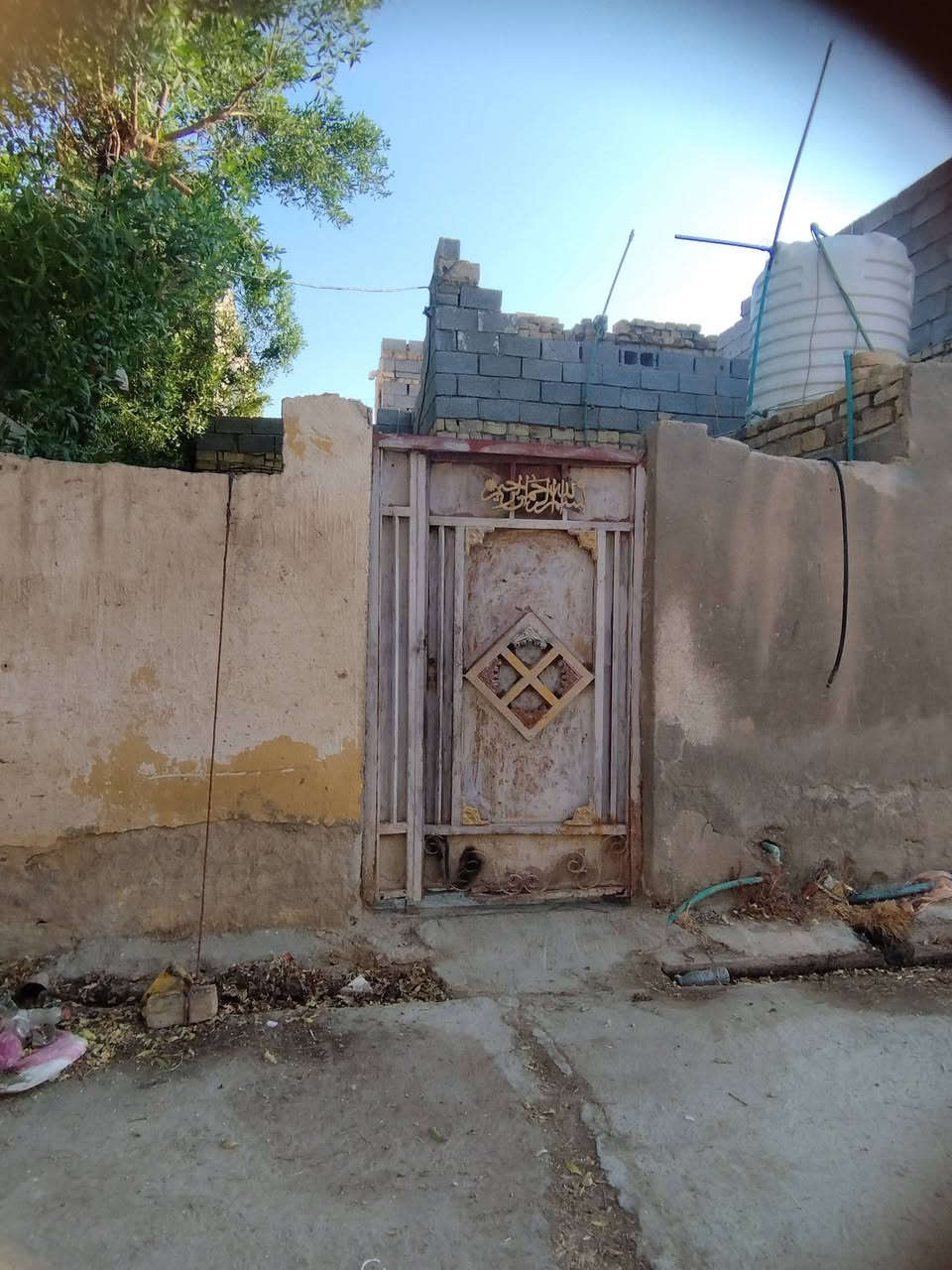 سلام عليكم دار للبيع مساحه 125 حواسم قرب مدرسة دار البيضاء غرفه واحد وصاله ومطبخ وستقبال صحيات رقم الهاتف ‏‪***********‬‏ غير متواجد فيس بوك
