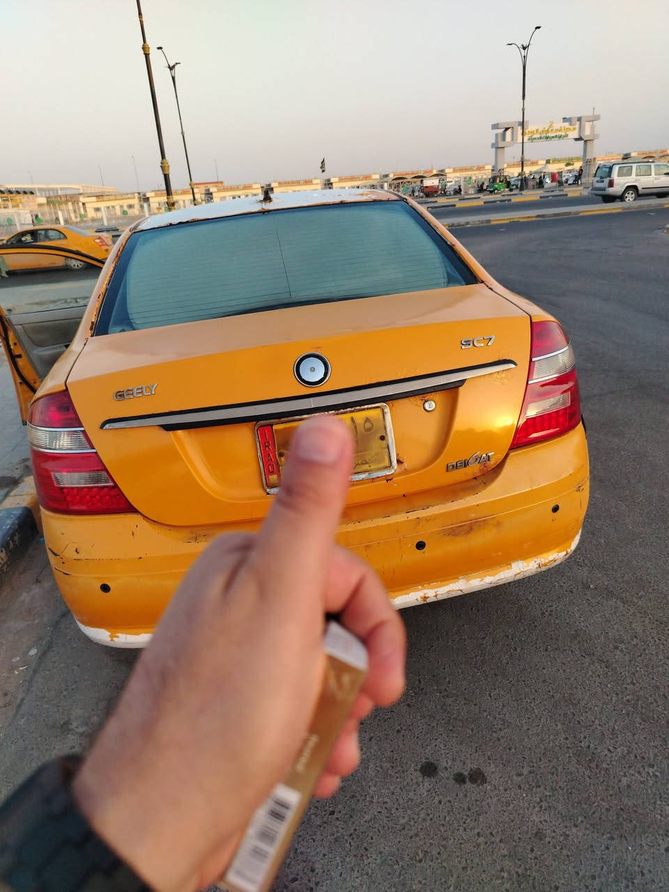 سلام عليكم جيلي موبل موديل ١٤ مكينه وكير كورلا  خير من الله حداده جديده مشط جديد دواخل والبدي الصور كدامكم لايت والبروجكترات زنون  تبريد خير من الله ترايك وين ماتريد سنويه منتهيه ٢٠١٩ السعر ٢٧ وبيه مجال *********** مكان السياره البصره
