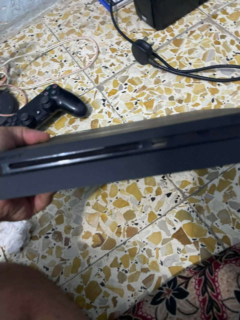 سلام عليكم بلي فور سلم جهاز نضيف جدا القرص يطلع مرات طبيعي ومرات يعلك تطلعه اجباري جوستكات اصليات مال بلي ثنينهن ويا هديه يوبي اس بس ميطول ربع ساعه ويطفه سعره225 ويا gtaوالبيس اذا حبيت تشتريهه بعد يمك مكاني بغداد الغزاليه تواصل خاص او واتساب***********
