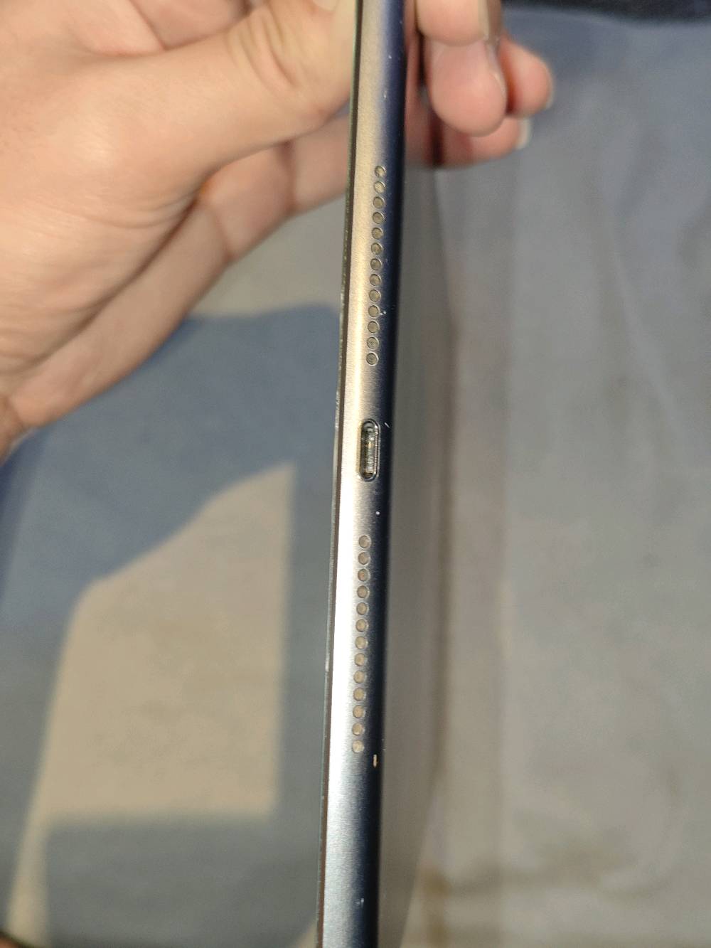 للبيع: iPad الجيل الثامن (2020) - 32GB (Wi-Fi)

الموديل: iPad الجيل الثامن (8th Generation) - النسخة الأمريكية

الأداء والبصمة: الشاشة الداخلية (LCD)، اللمس، الكاميرات، ** وبصمة الإصبع (Touch ID)** شغالين تمام وبدون مشاكل.

الدعم: يدعم قلم Apple Pencil (الجيل الأول) والكي بورد الذكي.

النظام: يعمل بنظام iPadOS 18.3.1.

سنة الإنتاج: ديسمبر 2020 (العمر الفعلي: 5 سنوات و8 أشهر).

الشاشة: 10.2 بوصة.

السعة الكلية: 32 جيجابايت.

ملاحظات:
الشاشة: مكسورة وتحتاج استبدال زجاج/شاشة.
البطارية: مستهلكة وتفرغ بسرعة، بحاجة لتغيير.
الهيكل: انحناءة بسيطة (نحة) بالهيكل مع انفصال لاصق الشاشة الجانبي.
الصوت: خفيف ويحتاج تنظيف لفتحات السماعات السفليّة من الأتربة.
وين مكانك بالضبط؟ بأي مدينة/منطقة حتى المشتري يعرف شلون يوصلك؟: 
مدينة الصدر قطاع 43 
نتفق عل بكان قريب
هل تريد البيع مع شاحن/كابل أو أي ملحقات ثانية لو بس الجهاز وحده؟: 
لا
السعر النهائي شكد؟ وهل قابل للتفاوض لو ثابت؟: 
100قفل
هل أكو أي قطعة متبدلة أو تصليح سابق غير الشاشة والبطارية؟: 
لا
تقبل فحص وتجربة قبل الشراء لو تريد التسليم فقط بمكان محدد؟: 
فحص قبل شراء بس مو يختلف عليه كتبت كل شي شبي عطلات 