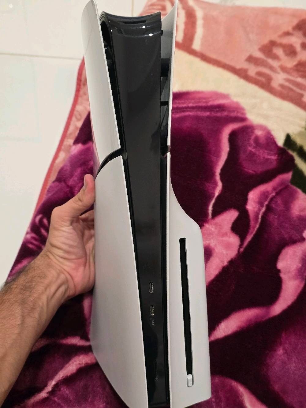 السلام عليكم 
بلي فايف سلم كامل ملحقات ويا قاعدة وقرص جي تي اي ذاكرة ١ تيرة ريجن ٢ اوربي مكاني  سعر ٧٧٥ وبي مجال بسيططططط