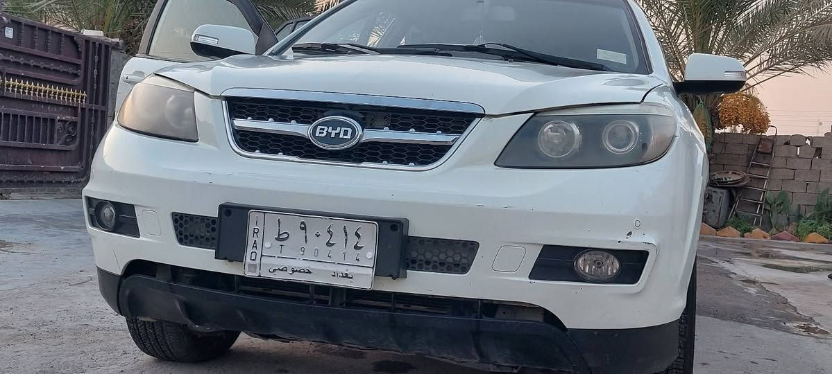 سلام عليكم 
BYD S6 للبيع موديل2013 
محرك مستبوشي بلادي 2400 سحب أمامي السياره كفاله عامه شرط الفحص بيها فتحه سقف تخم صاير 5راكب شاشه بلادي السبير ما نازل كامره خلفي وكامره جانبيه 
الاستفسار على الأرقام الاتيه ***********
السعر 95وبيها مجال
