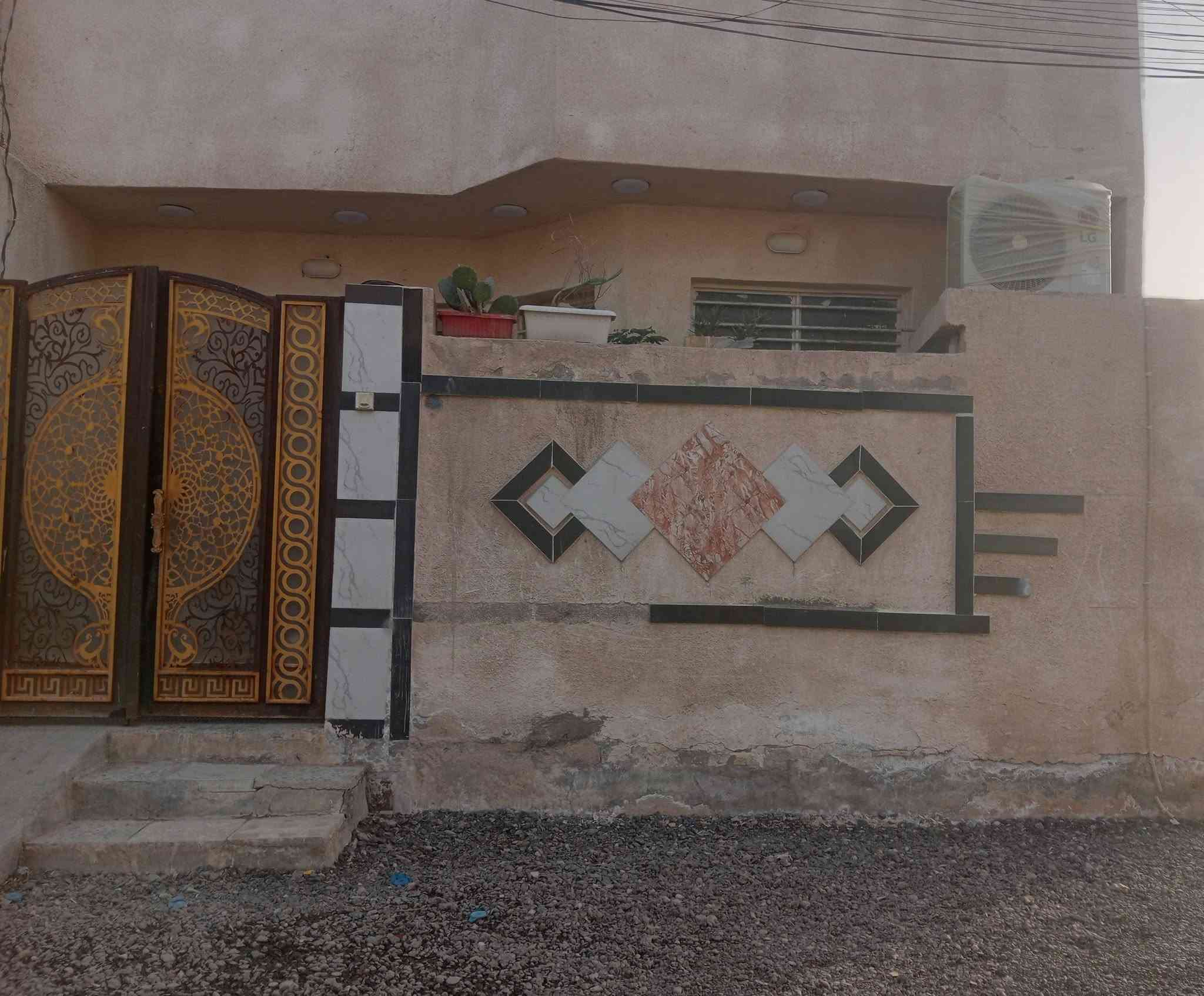 بيت للبيع او للايجار مكانه بلامين الثانيه السده الثانيه ع صعده قريب من المدرسة الاهليه در السلام يحتوي ع صاله واستقبال ومطبخ وغرفه وباقي الخدمات للتواصل خاص او ع رقم ***********
