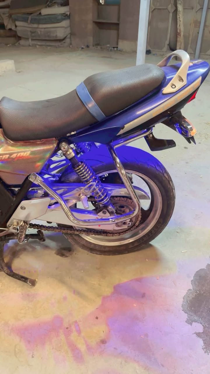 دراجه  CB400
الدراجه خير من الله مكفوله المكينه 
الدراجه نضيفه مبيها اي نقص بس الكيج مال سرعه واكف
والدراجه كلها نضيفه مثل ماموضح بل صور 
مكان الدراجه صلاح الدين قضاء الدجيل 
ومتواجد عل فيس والخط واتساب
***********
