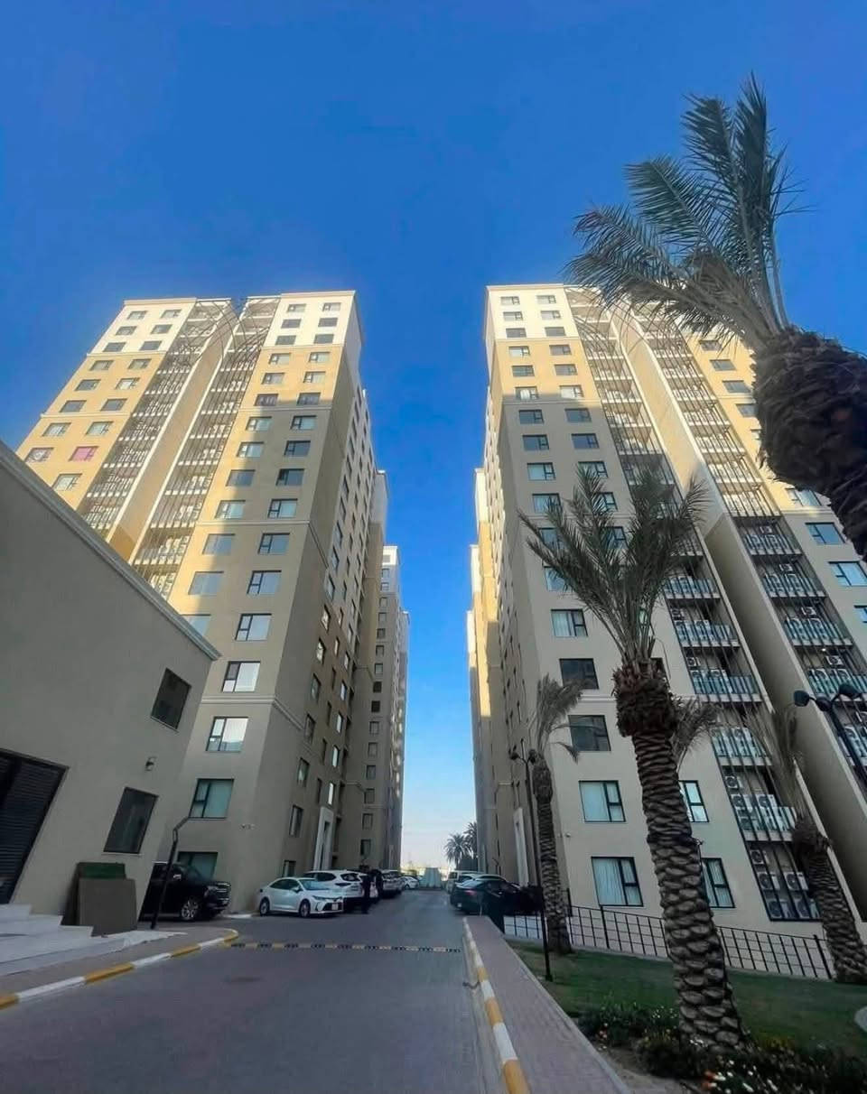 شقة للبيع في مجمع الروان السكني الكائن في حي الحسين خلف كلية الرشيد 
📐 المساحة: 200 م²
🏢 البناية:R1
🏢 الطابق: الارضي
🌇 اطلالة: داخلية
تحتوي الشقة على:
🛏️ غرف النوم: 3
🛋️ الصالة والاستقبال
🛁 الحمامات: حمام ضيوف + حمام استقبال + غرفة سويت
🍽️ المطبخ: خدمات كاملة

💰 السعر: 305 مليون كاش أو بنظام دفعات:
 • الزبون موصل 168 مليون 
 • كل 3 أشهر دفعة 12 مليون

🚀 استلام مباشر

للتواصل ع خاص او ع رقم 
***********
