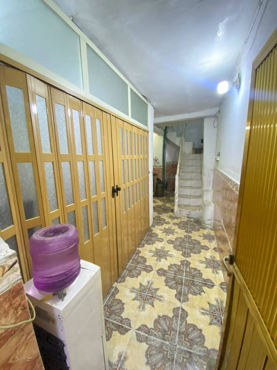 بيع مستعجل 
نصف قطعة البيع  قطاع 55 موقع خلف بانزين خانة داخل أول فرع. مقابيل محطة الغاز  بل رادات  قريب على شارع عام شارع عريض  يحتوي بيت على. طابقين وكراج كبير  طابق لأول استقبال وممر وغرفة نوم و مطبخ و حمام وطابق ثاني  بيتونة وممر وحمام وغرفتين وبلكونة. بناء نضيف ومسكون. ترميم جديد  نزال 12 والعرض4  مساحة 46 واقع حال 50.  سعر 118 وبي مجال.  
الاستفسار ولاتصال ***********
موقع أول فرع  مال اتوليد بانزين محطة رابع بيت  على يسرى  بل رادات

