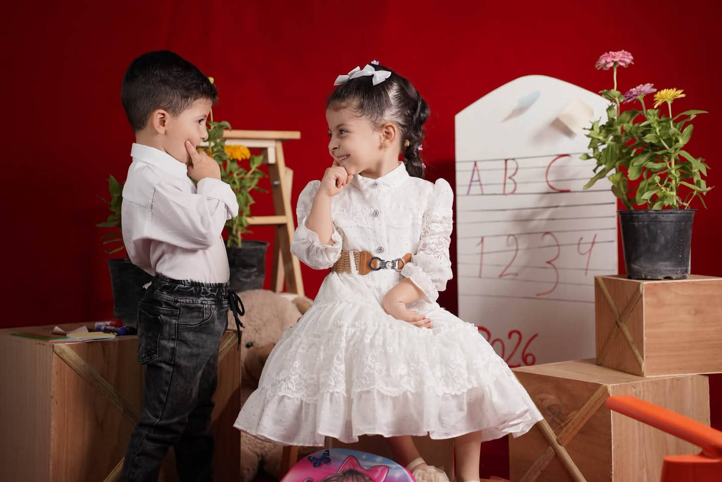 🌸 اهتمام كادر روضة دار شمس وقمر بأطفالنا 🌸
مو بس جلسة تصوير وفعاليات، إنما لحظات نزرع بيها الفرح بقلوب أطفالنا ونصنع ذكريات تبقى وياهم. ❤️
كل تفصيلة، وكل فعالية، وكل ابتسامة هي نتيجة اهتمام ومحبة من كادرنا الحريص على إسعاد أطفالنا وتنمية مواهبهم، وتوفير أجواء مليانة حب واهتمام وإبداع.

روضة دار شمس وقمر.. نرعى طفولتهم، ونصنع ذكرياتهم. 🌙☀
