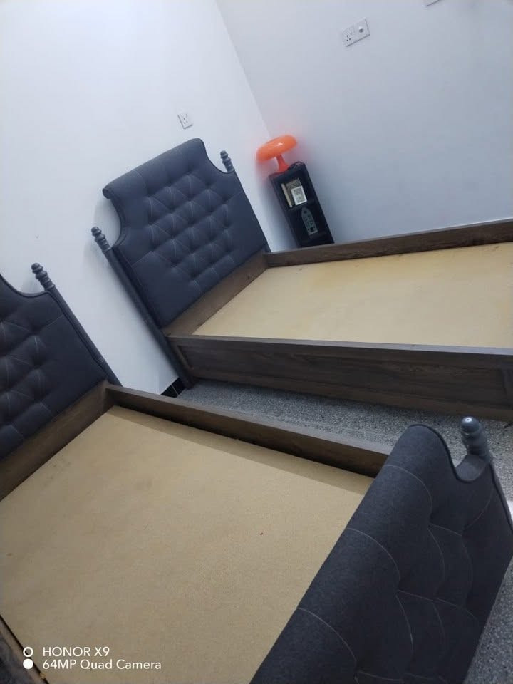 جرابي عدد 2
عرض 108
طول206
النظافة ٩٩ بالمية خشب قوي 
السعر خاص أو واتساب
***********
