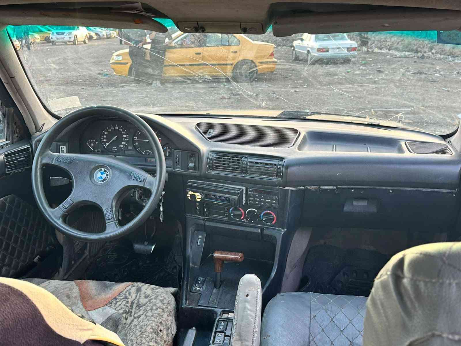 السلام عليكم
سيارةBMW للبيع
موديل ٩١ حجم ٥٢٥
رقم واسط دولي. 
محرك وكير مكفولات السيارة مابية ضربة 
يرادلة فقط صدر. عنوان السيارة بغداد السعر 38 وبية مجال رقم ***********
