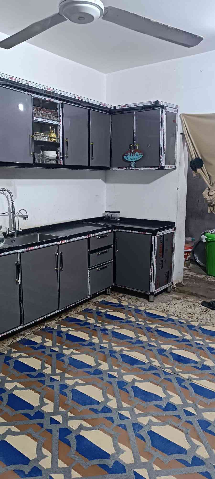 السلام عليكم 
معروض للبيع نصف دار خلفي 
المساحه (١١٠) م  الدربونه متر ونص 
بناء نظيف عكاده طابقين 
يحتوي على 
استقبال وصاله وغرفه ومطبخ وصحيات 
الطابق الثاني 
غرفه نوم عدد (٢) 
صاله 
صحيات 
السعر (٩٥) مليون 
للاستفسار الاتصال واتساب ***********
مكتب المدار الذهبي للعقار
