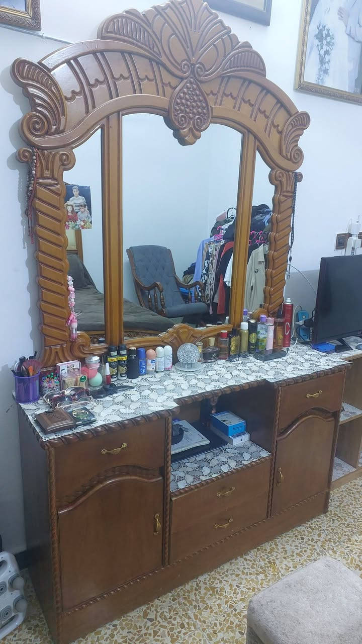 السلام عليكم غراض للبيع نضيفات جدأ ديوان كبير تفصال ودوشك نفرين ضغط عالي تفصال بلمعمل طبقه ديباج و ثلاجه اربع بيبان و ميز تواليت مرايه و ميوزة وزوالي وشلال نوتله وزاوي غرفه ودله مستعجل على بيعهن مكاني يم سيطرة الشعب القديمه بلسريدات التواصل على الرقم ***********
