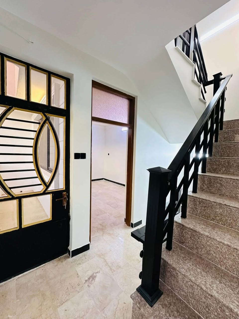 🏠 للبيع مشتمل ركن – منطقة البنوك

📍 الموقع: البنوك / مربع التربية
📐 المساحة: 43م سند، واقع حال 50م
📏 الواجهة: 10م
↔️ النزال: 5م
🏗️ البناء: حديث – درجة أولى

🔹 الطابق الأرضي:
• مدخلين للبيت
• مدخل استقبال منفصل
• مدخل للمطبخ
• مطبخ حار
• حمام كبير

🔹 الطابق الأول  2 نوم

📞 للتواصل: ***********

