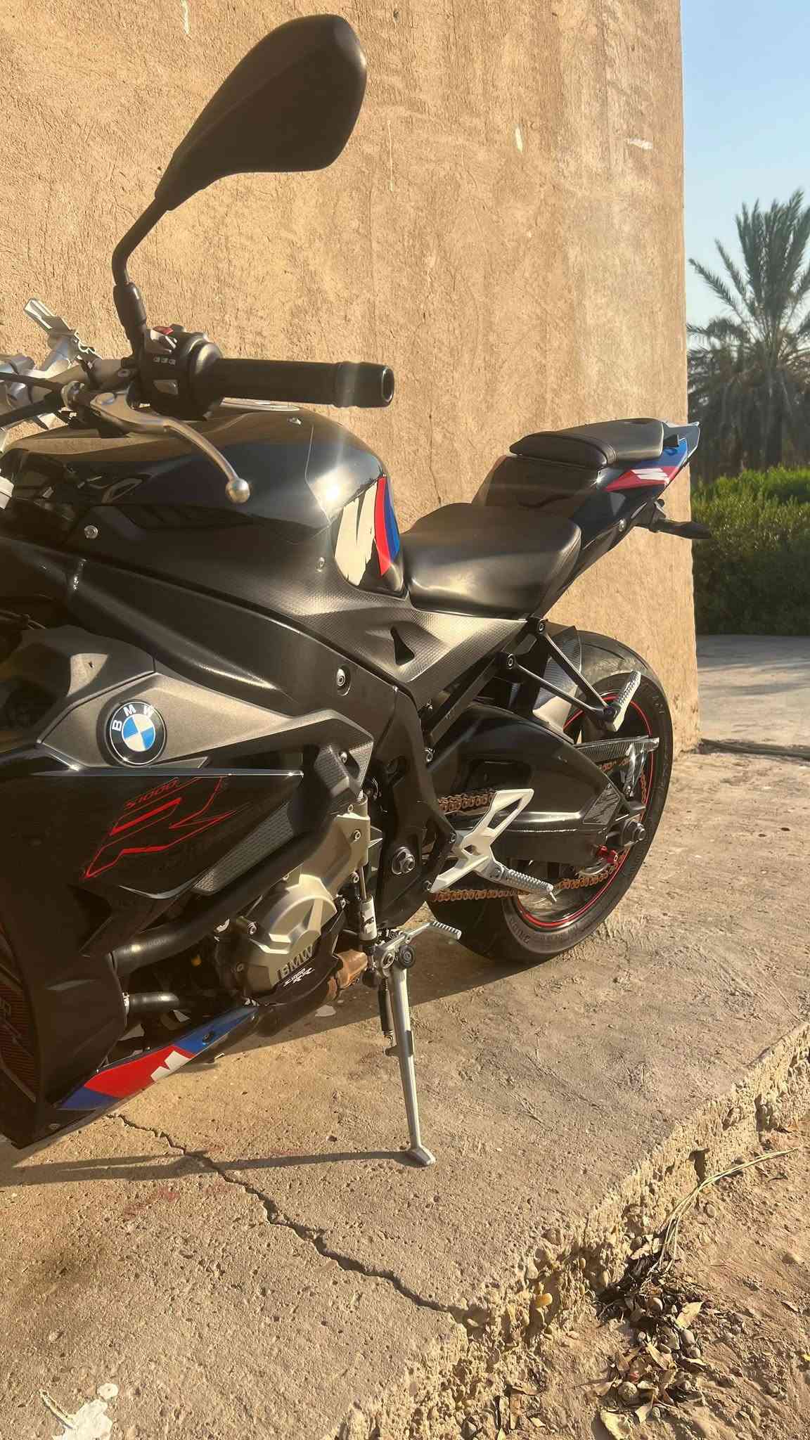 السلام عليكم شباب للبيع BMW R1000 الدراجه موديل 2019 ماشيه 18 الف دخول جديد الدراجه كارتون ما ناقصها برغي واحد وبعد معروف ال BMW الدراجه أربع مودات قياده وتدفئه بل يدات واي بي إس ومثبت سرعه ومانع انزلاق والدراجه شرط حت البراغي الي بيها مختومات بي ام دبليو عليها كوك شفتر (يعني تنمر بدون كلج وتبيت بدون كلج) عليها هدرز SC والهدرز الكاتم موجود وياها  وعليها ذيل مال M الدراجه ما ناقصها برغي واحد جيب وياك الف فيتر وافحص بيها جاملغ وواقيه زنجيل وبجم كاربون تغطيس والدراجه مغلفه بل كامل BBF يعني انسى شي اسمه شخط اخوان مكاني بغداد الغزالية والدراجه معروضة ب ($73 ) وبيها مجال شي قليل كلش اخوان الدراجه بسعر 17 الشراي تعال خاص او اتصل *********** اتصال واتس اب
*********** واتس اب فقط 
السلام عليكم شباب للبيع BMW R1000 الدراجه موديل 2019 ماشيه 18 الف دخول جديد الدراجه كارتون ما ناقصها برغي واحد وبعد معروف ال BMW الدراجه أربع مودات قياده وتدفئه بل يدات واي بي إس ومثبت سرعه ومانع انزلاق والدراجه شرط حت البراغي الي بيها مختومات بي ام دبليو عليها كوك شفتر (يعني تنمر بدون كلج وتبيت بدون كلج) عليها هدرز SC والهدرز الكاتم موجود وياها  وعليها ذيل مال M الدراجه ما ناقصها برغي واحد جيب وياك الف فيتر وافحص بيها جاملغ وواقيه زنجيل وبجم كاربون تغطيس والدراجه مغلفه بل كامل BBF يعني انسى شي اسمه شخط اخوان مكاني بغداد الغزالية والدراجه معروضة ب ($73 ) وبيها مجال شي قليل كلش اخوان الدراجه بسعر 17 الشراي تعال خاص او اتصل *********** اتصال واتس اب

نص مكتوب في الصور:
- قص
