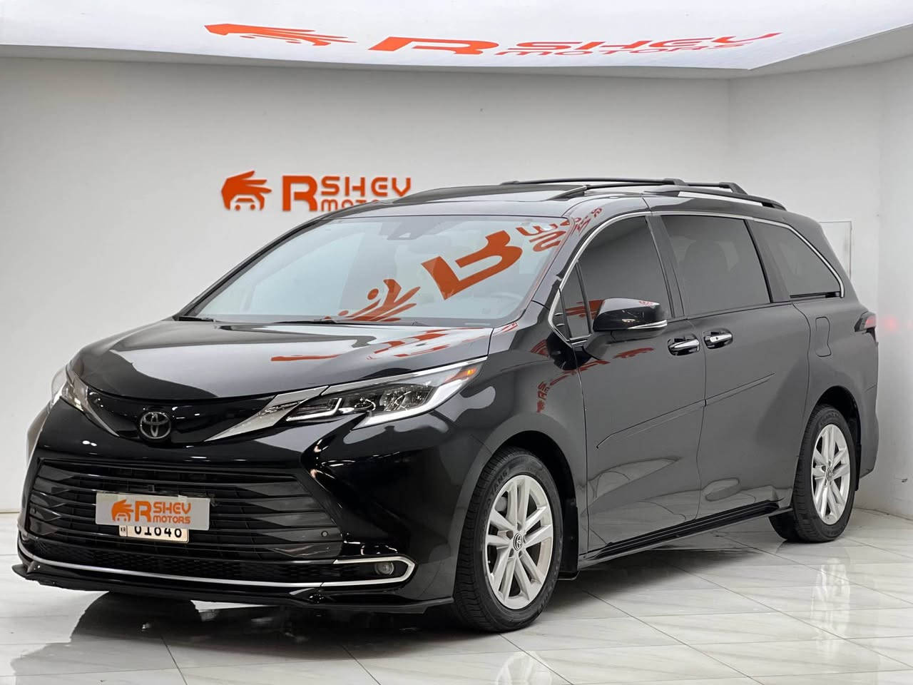 سيارة عائلية و اقتصادية و فول 🔥🔥😍
Toyota sienna 2023
تويوتا سيينا ٢٠٢٣

مواصفات XLE-AWD
(فتحة سقف-مقاعد جلد و تدفئة-تبريد مركزي-بصمة-ابواب خلفيه كهربائية-شاشة-car play)

مكينة ٤سلندر حجم ٢.٥لتر هايبرد 🔋
ماشية 35,000 ميل فقط و بحالة ممتازة 

السيارة بيها ثلاث قطع تبديل شركة نفس اللون و بيها اسف الابواب و اسفل الجاملغ صفحة النفر صبغ السيارة كلش نظيفة ايرباك ستيرن راجع سيستم شركة

رقم دهوک الدولي شرط التحویل
مكفولة من كير و محرك و كهربائيات

و ب سعر(255$) ورقة و بيها مجال بسيط

مكان السيارة

دهوك -معرض ارشف R-Shev
رقم51 من معارض التيرمينال 

***********
*********** دهوك, العراق
