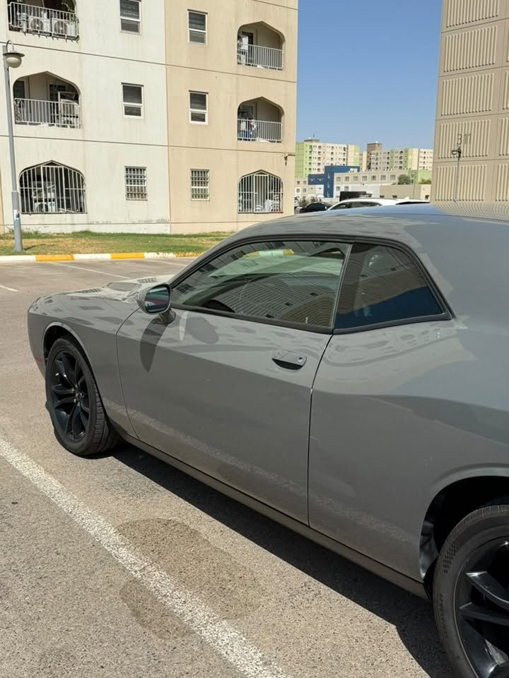 سلام عليكم جالنجر 2023 SXT للبيع لون اسمنتي مميزه مكفوله ضررها مثل ماموضح بل صوره رقم شاصي موجود كذلك 
سياره ماشيه 63 الف قابل لزياده  بجم كبس حادث بس باب 
اضافات مميزات 
ويل رياضي 
تايرات جديده حجم رياضي 
كشن كهربائي
كامره خلفيه
شاشه لمس
تشغيل بصمه 
بس لايت مابيها ناقصها 
السعر 204 بيها مجال بسيط شراي 
رقم تواصل (***********)
