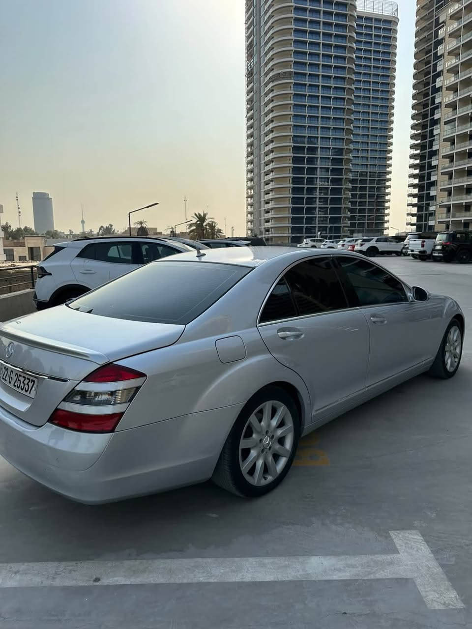 لعشاق الفخامة ( مارسيدس خليجي ) 
مارسدس / S 350 محرك مرغوب تنفس طبيعي , لارج باب طويل 
موديل 2008 
 ماشيه حقيقي (189 KM) 
الداخل اسود  
(السياره رقمة اربيل بسمي  وبيهه كتاب تضليل سنه ) سنوية ب اسمي تنتهي سنة 2029 
السياره حلوه وكامله ومال جناي . 

مواصفات السيارة ...
-محرك 6 سلندر تنفس طبيعي المرغوب ,  كير أوتو تعليک
-فتحه سقف 
-اربع ابواب بصمة
-شفتات ستيرن
-تبريد قطعتين
-شاشة اصلية بنظام تحويل بين الكار بلي والشاشة الاعتيادية
-مفتاحين تشغيل بصمة 
-باب طويلة , مقعد خلفي  رئاسي
-4 كشنات جلد تدفئه تبريد
-جكات رفع السيارة و أبواب شفط 4
-جنطه شفط , سايد بريك بصمة
-ناظور ليلي
-تلفون و ماوس
-بردات كهرباء 
-ستيرن كهرباء متحرك
-مقاعد كهرباء + تدفئة تبريد
-مري شفط وقلاب + أشاير
-3 وضعيات قيادة خزن ميموري
-سستم سماعات هارمن كاردون
-سيدي changer 
-حساسات امامي خلفي
-مثبت  ومحدد سرعة
-انارة الداخل والدشبول 
-ويل كب تو سايز أصلي نجمة حجم 20
-(وبعد بيها هواي مواصفات)
-السياره خليجي بدون صبغ 
والسياره كاملة والكمال ل لله وبدون اي نقص 
وبالعافيه ع الياخذها ..
السعر 200وبيها مجال بسيط 

مكان السيارة : بغداد المنصور 

رقم صاحب السيارة
 ***********
***********
الشيخ ابو غيث
