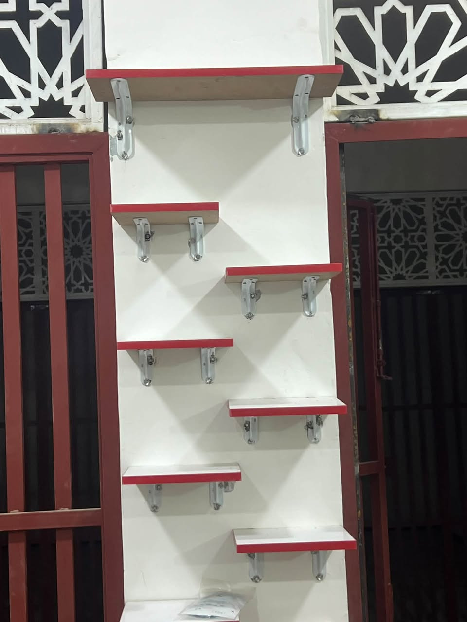 رفوف نظيفه للبيع
قياس 60*20 عدد 14 قطعه 
قياس 25*20 عدد 8 قطع 
يوجد توصيل لكافة المحافظات ***********
