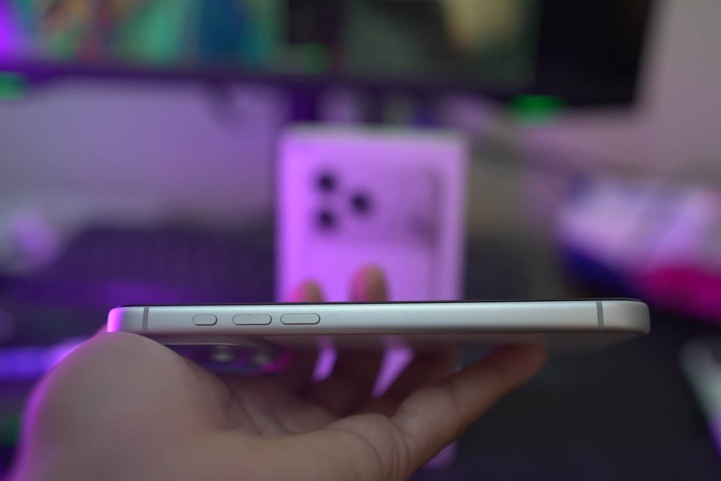 ايفون 17 pro max سلفر للبيع
سلام عليكم 

للبيع iPhone 17 Pro Max 256GB Silver، نسخة ياباني eSIM.

الجهاز مكفول كلش نظيف ومحافظ عليه، ما بي أي زلغ أو ضربات، وما مفتوح ولا متصلح.

البطارية🔋 99%
عدد الدورات 130 

تاريخ الشراء 2026/2/7 والاستخدام شخصي.

ضمان Apple ساري، بالإضافة إلى ضمان ذهبي عالم القلعة سنة استبدال ومدفوع عليه ضمان ذهبي 100 الف اضافية 
كامل مع الكارتونة والكيبل الاصلي مع لزكة الشاشة دبل كلاس اصلية
 
السعر 1,850,000 د.ع، ومجال للشراي 
عنواني شارع فلسطين 
***********

