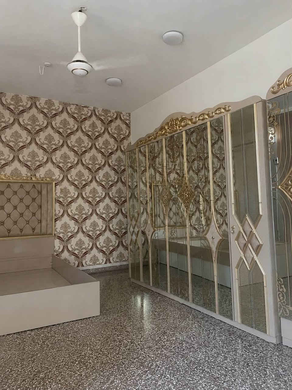 غرفه تركي
    سرير مجوز مع الكنتور.
* دولاب رئيسي 6 أبواب.
* دولاب إضافي منفصل 2 باب.
* 2 كومدينو.
* ميز تواليت مع المرآه 
السعر 500 الف مكاني بغداد الجديده 
***********
