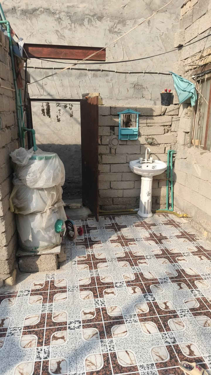بيت زراعي للبيع ناحية فضليه حي بيطره مساحة ١٥٠ بناء بلوك سقف عكاده غرف ١ صاله مطبخ طارمه صحيات حديقة خدمات ماء كهرباء شارع سعر ٢٠ وبي مجال قليل وتصال عله رقم *********** وتصال عله واتساب
