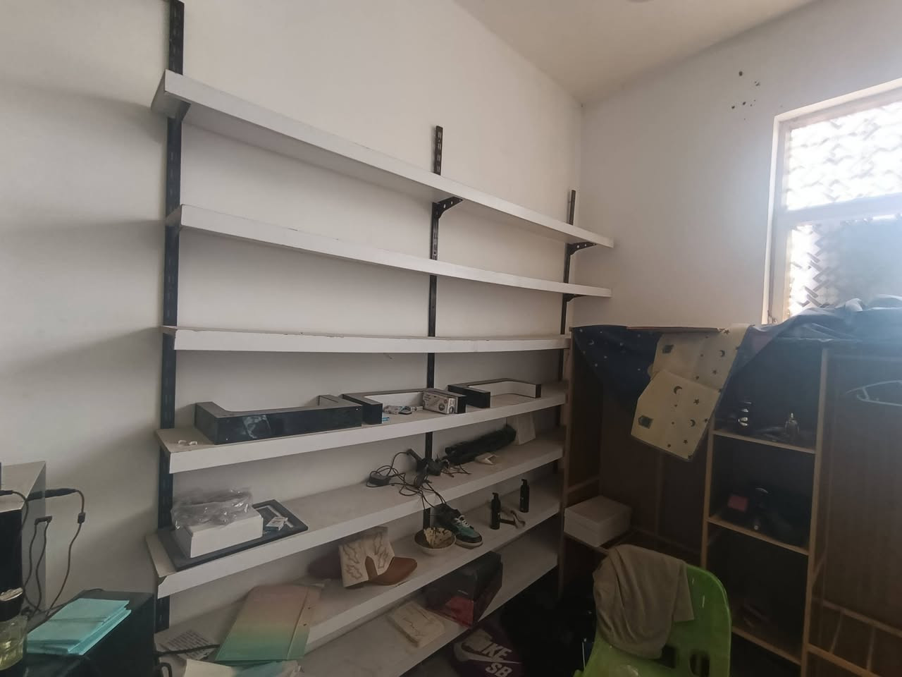 رفوف محلات MDF اصلي 
23 رف 
رف+ لدات + حمالة حديد+ مسطرة حديد 
للبيع شلع سعر مناسب العنوان بغداد حي اور 
***********

نص مكتوب في الصور:
- 5:29 31
- الساعه 9 الافتتاح
- waiting for you guys