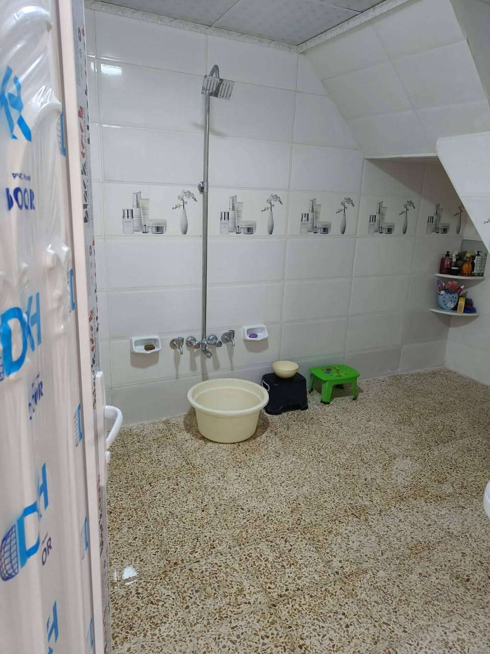 🏠 دار ركن للبيع في الموصل - رأس الجادة 🏠✨ فرصة مميزة لامتلاك منزل بموقع خدمي وقريب ✨📌 الموقع: الموصل - الجانب الأيمن - رأس الجادة (خلف البطاقة الموحدة).📐 المساحة: 103 متر مربع.📐 الواجهة: ركن.🧱 البناء: طابقين.📋 تفاصيل الغرف:4 غرف نوم بمساحات كبيرة.2 غرف نوم بمساحات صغيرة.⚖️ تفاصيل السند: ملك صرف، السند باسم شخص واحد وشرط التحويل المباشر.💰 السعر: 120 مليون دينار عراقي (وبيه مجال للجادين).📞 للاستفسار والتواصل:اتصال 
 ***********.. متوفر واتساب 
***********..
