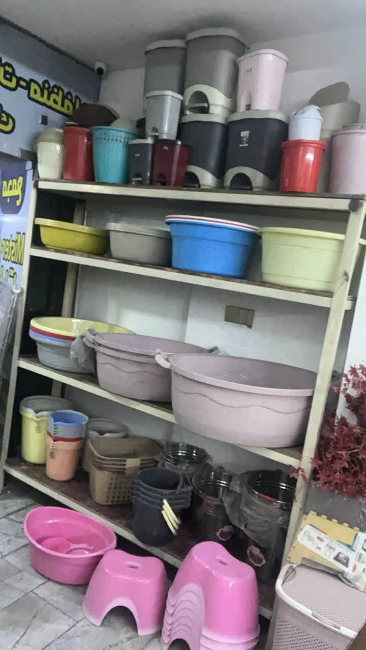 رفوف للبيع اكو بيهن وسطيات اكو بيهن جهه وحده بيها ظهر اكو الي يندك بل حايط. ادخل خاص وانطيك كل التفاصيل الي تريدها والعدد المكان حي الاعلام شارع البداله

نص مكتوب في الصور:
- ميلانو للرفوف الحديثه *********** جملة - مفرد