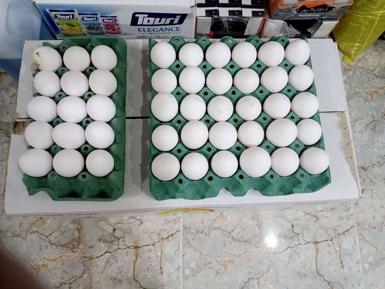 بيض أبيض • توصيل • قضاء عنه