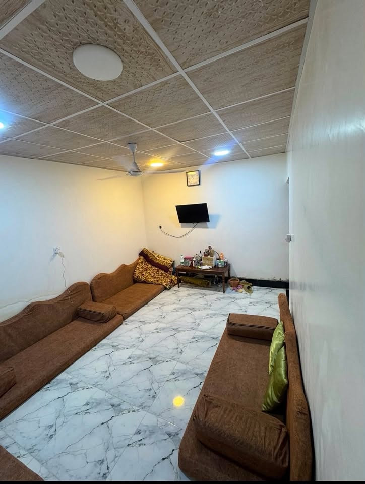 🏡 بيت للبيع
📍 الموقع: حي البساتين – حي الصدرين، مقابل محكمة الشعب.

🛣️ خدمات الشارع: تبليط مقرنص، ماء، خطين كهرباء.

💰 السعر: 47 مليون (قابل للتفاوض بشكل بسيط)

🔹 المساحة: 100 متر.

مواصفات البيت:

* طارمة كبيرة.
* حمام خارجي.
* استقبال.
* مدخلان.
* مطبخ كبير.
* منوّرة.
* حمام داخلي.
* غرفة في نهاية البيت.

✅ البيت نظيف جداً وجاهز للسكن.

📞 للاستفسار والتواصل على الواتساب: ***********

