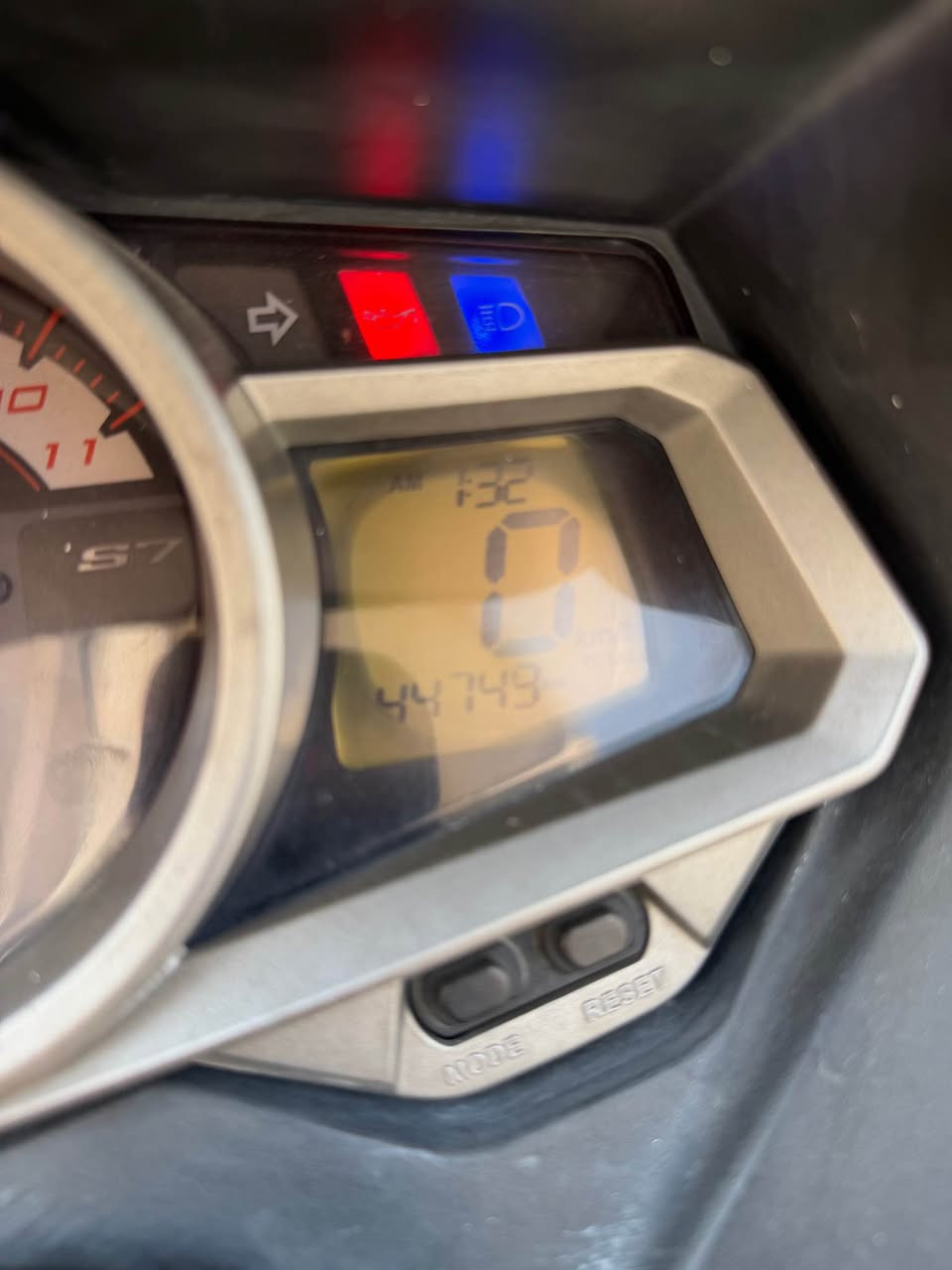 السلام عليكم 
هوندا فاز 250CC  S7 
الدراجة نظيفة مابيها اي عطل كهربائيات او مكينه 
-الدراجة اس سفن(S7) يعني بيها سبورت مود وتجي فول
-تدفئة يدات
-باتري جديد 
-تايرات جدد 
-ادامه كامله 
-الدراجه معتني بيها وادامه كامله ك مكينه 
-بيها نقوصات بسيطه 
الدراجه سعرها 11 ورقه وبيها مجال للشراي مستعجل على بيعتها 
مكاني بغداد الشراي يجي خاص او يتصل‬ واتساب موجود وانشاء الله منختلف
*********** بغداد, العراق
