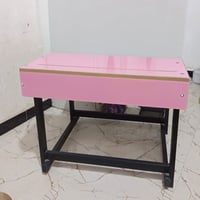 طاولة • جديدة • قليلة الاستعمال