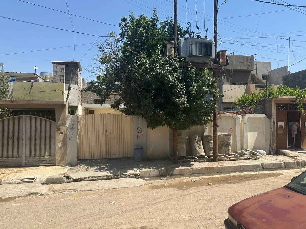 بيت للبيع حي القدس الاولى فرع صيدليه المكارم مساحه البيت 200 متر غرفتين هول ومطبخ وصحيات ارضيه الصبه سعر البيت 85 قفل رقم الهاتف*********** بي واتساب***********
