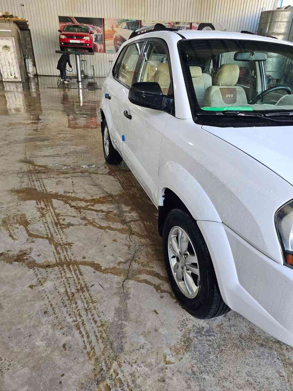 سلام عليكم للبيع فقط توسان موديل 2010 رقم بغداد بأسمي الدولي الجديد سنويه لل2030
السياره بيها باب السائق وجاملغ بارد فقط فقط لا ظربه ولاصبغ 
كير مكينه حداديه تبريد تخم تايرات تبريد قطعه وحده 
مكينه 2000 ماشيه 171 
سعرها 100 ورقه 
مكاني كربلاء الحسينيه الحافظ 
للاستفسار رقمي ***********

نص مكتوب في الصور:
- برجى الانتباه إلى البيئة المحيطة والتوصية باستخدام كاميرا AHD HD.
- CCD
- AHD
- حمَامكو
- بوليش
- Mob: ***********