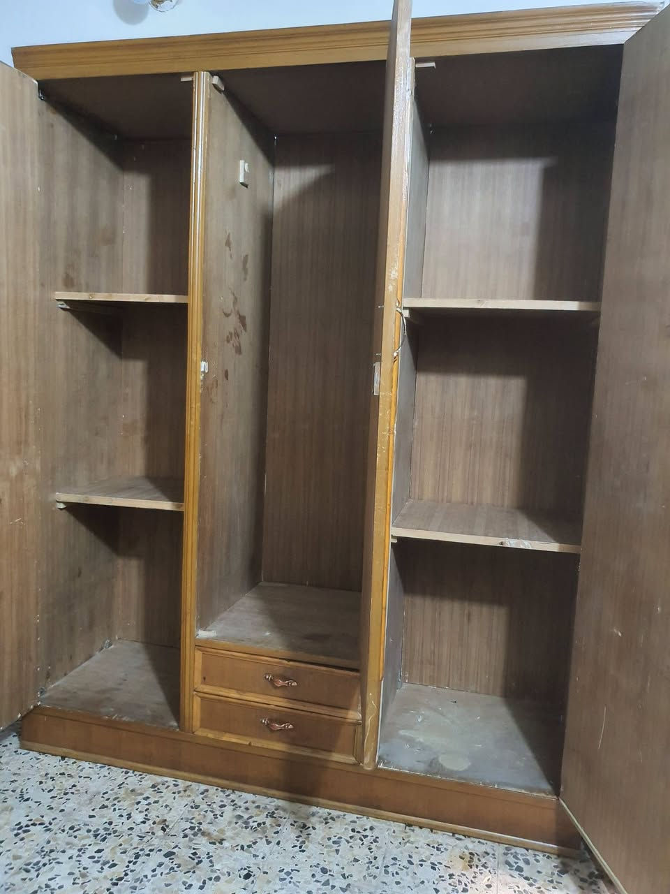 كنتور ٣ أبواب صاج تفصال درجه اولى ثقيل نظيف جدا الظهر فريم براغي عالي كله صاج داخل وخارج والظهر خمسه ميل السعر ٢٥٠
